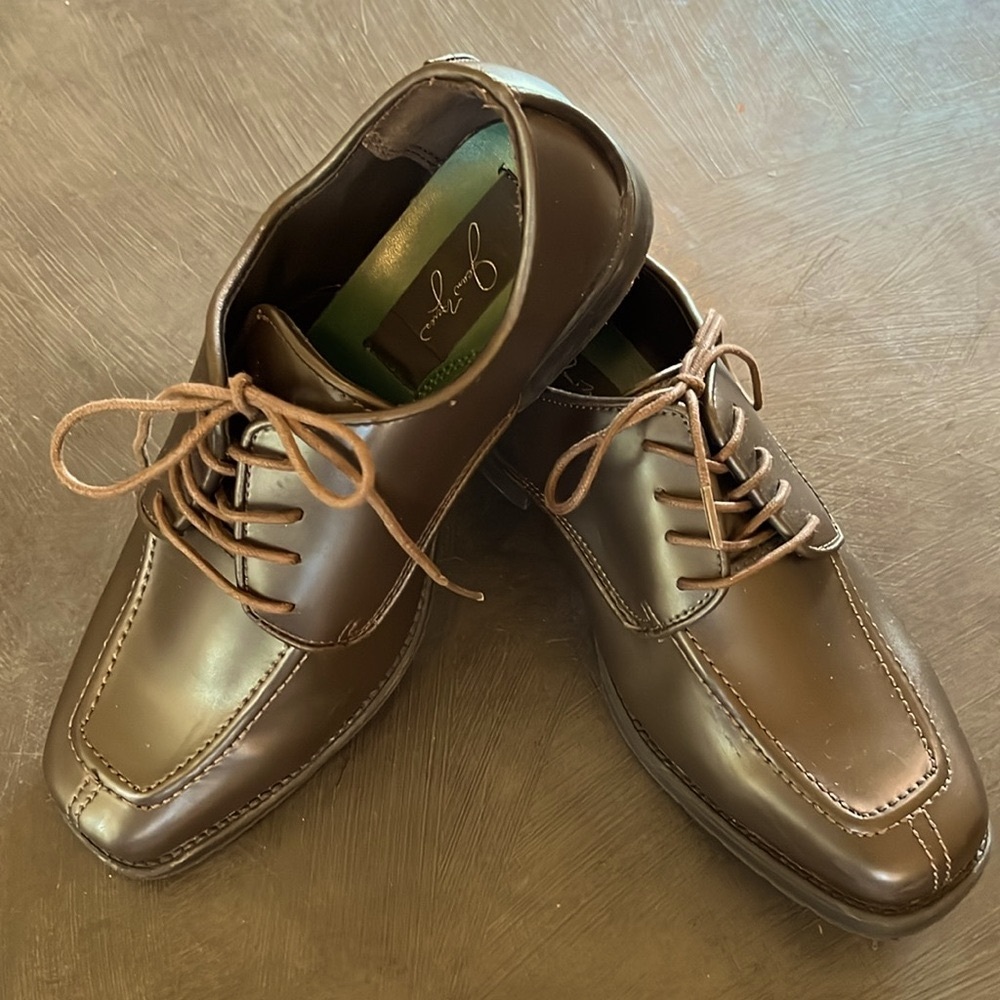 Brown Leather Oxford Shoes with Square-Toe Design